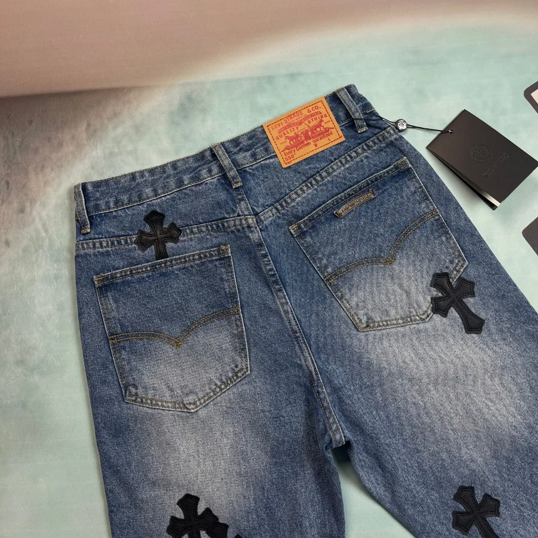 🅿️236 🔘Model No.-KL152 🔘Cro Heart𝐂𝐡𝐫𝐨𝐦𝐞 𝐇𝐞𝐚𝐫𝐭 Classic CH Dark Blue Cross-Patch Leather Jeans* Crow Heart’s classic dark blue cross-patch leather jeans, showing avant-garde aesthetics. Made from the finest denim fabrics, they are crisp, stylish and extremely wear-resistant. The iconic dark blue is uniquely washed, fades naturally, and is full of retro charm. Lambskin vegetable-tanned cross-piece leather has a fine texture and is carefully sewn by craftsmen to blend perfectly with denim. The straight version modifies the leg shape and is matched with exclusive metal accessories. It highlights the luxurious style in a low-key manner and is the ultimate embodiment of trend and quality.  Size: S M L XL (28.30.32.34) Color: Dark Blue